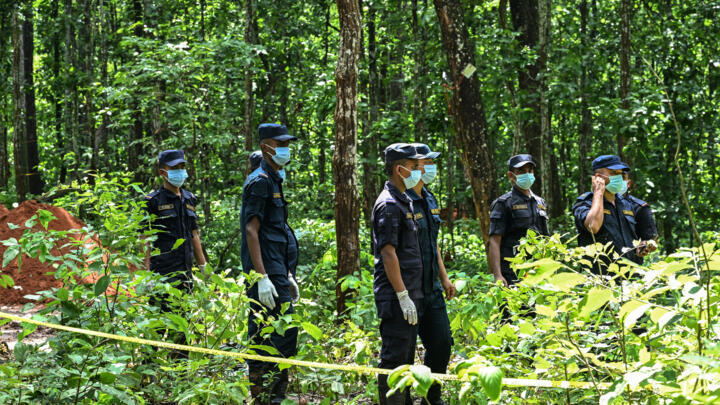 Des agents de police se préparent à l'inhumation collective des victimes des inondations soudaines meurtrières à Devghat, dans le district de Chitwan au Népal, le 30 août 2026