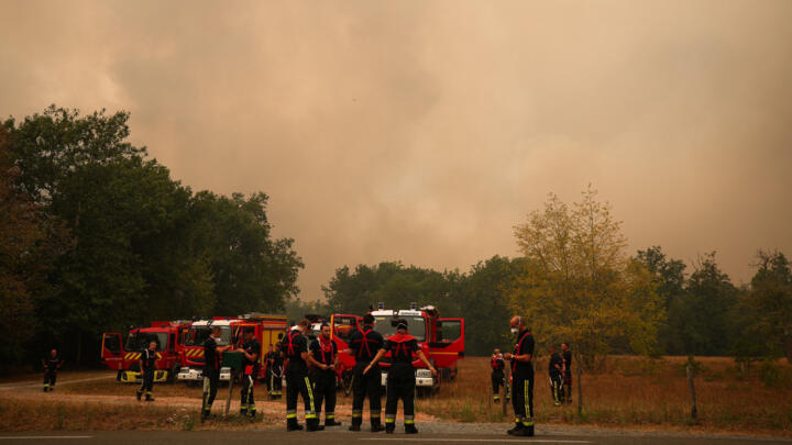 Un feu de forêt fait rage près de Pierroton, en Gironde, dimanche 26 juillet 2026.