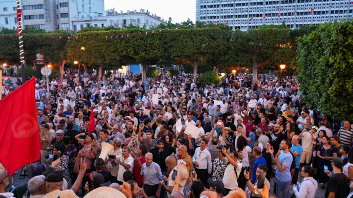 المئات يتظاهرون في تونس ضد الرئيس وتنديدا بانقطاع الماء والكهرباء، في 20 آب أغسطس 2026.