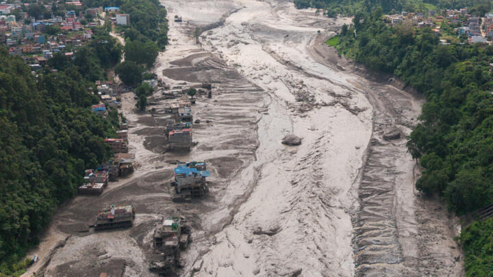 Una vista con dron muestra barro cubriendo propiedades tras una inundación repentina en Trishuli, distrito de Nuwakot, Nepal, el 26 de agosto de 2026.