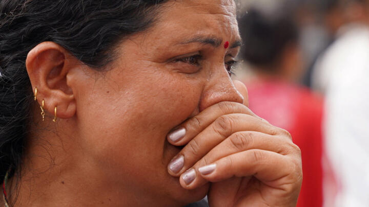 Una mujer reacciona al llegar a una morgue para identificar los cuerpos de las víctimas de las inundaciones y deslizamientos de tierra en Katmandú, Nepal, el 27 de agosto de 2026.