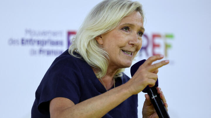 Marine Le Pen lors d'un débat devant le Medef avec d'autres candidats à l'élection présidentielle française de 2027 à Paris, le 27 août 2026