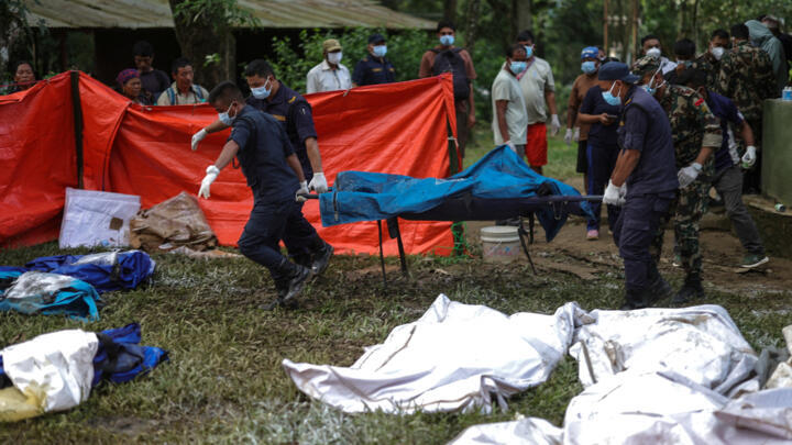 Miembros del ejército nepalí transportan a víctimas evacuadas por vía aérea de una zona afectada por inundaciones repentinas y un deslizamiento de tierra, en el cuartel de Maithili, un centro de entrenamiento militar en Trishuli, distrito de Nuwakot, Nepal , el 30 de agosto de 2026.