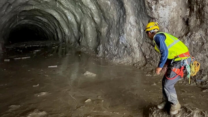 Nepal death toll rises as hundred stuck in tunnels