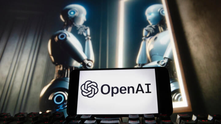 ARCHIVO - El logotipo de OpenAI se muestra en un teléfono móvil con una imagen en un monitor de ordenador generada por el modelo de texto a imagen Dall-E de ChatGPT, el 8 de diciembre de 2023 en Boston.