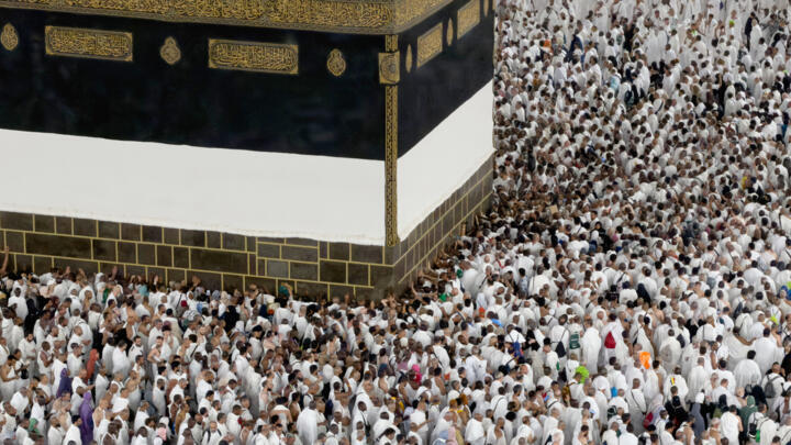 Des pèlerins musulmans effectuent le pèlerinage autour de la Kaaba, le lieu le plus sacré de l'islam à la Grande Mosquée, lors du Hajj, pèlerinage annuel à La Mecque, en Arabie saoudite, le vendredi 22 mai 2026.