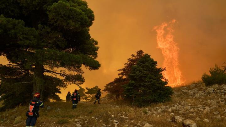 Fires in Grece tear through villages near Athens