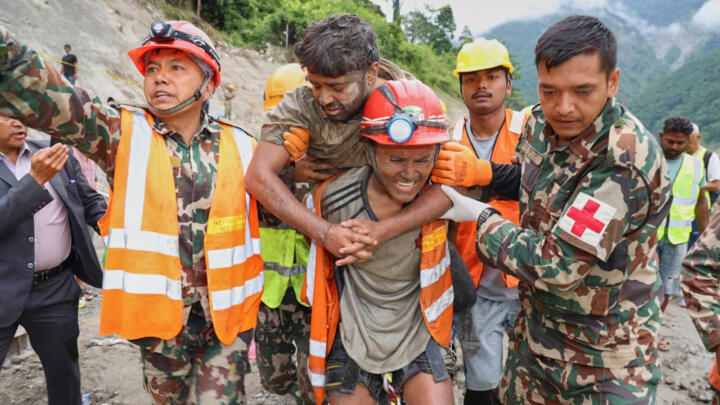 Photo fournie par l'armée népalaise de soldats sauvant un ouvrier encore en vie dans un tunnel lors d'une opération en cours sur le chantier du projet hydroélectrique Trishuli-3A, dans le district de