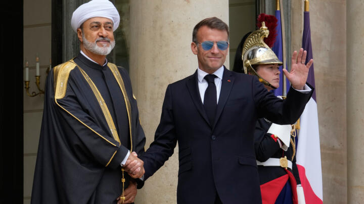 Le président Emmanuel Macron, à gauche, salue le sultan d'Oman, Haitham ben Tariq, avant une rencontre à l'Élysée, à Paris, le lundi 29 juin 2026.